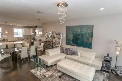 Image de Ultra Modern Pool Home w/ Rooftop Private Hottub Bbq Grills Ray James Stadium