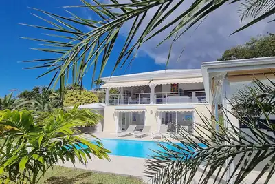 Image de Villa d’exception en Guadeloupe, avec piscine privée et vue mer 180° saisissante
