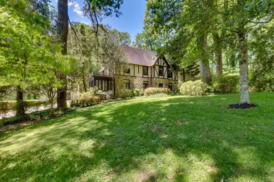 Image de Stunning Clayton Tudor Home - Close to Downtown!
