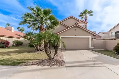 Image de 4 Bedroom Incredible Backyard with Pool!