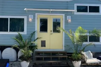 Image de Luxury 3-Bedroom Tiny House-Sleeps Six People!