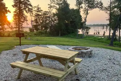 Image de New Lake Front Studio Style Cottage - w/ private dock, kayaks and full kitchen