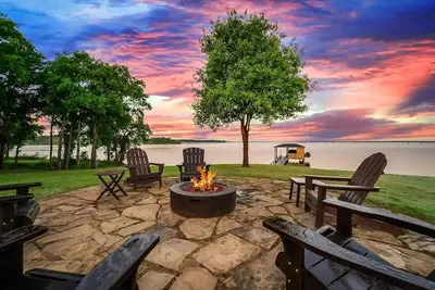 Image de Luxury Lakehouse with Stunning Sunsets, a Private Spa, Home Gym, Gameroom & More