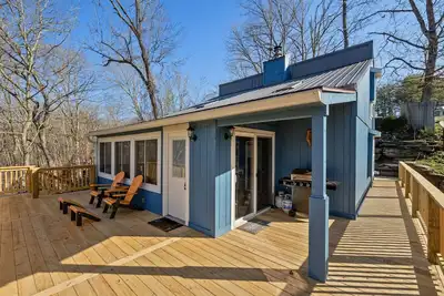 Image de Little blue house on the lake