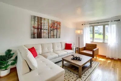 3 Mi to Downtown: Pittsburgh Home w/ Balcony!