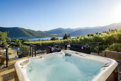 Image de Hot tub ~ Lake views ~ Sunsets for days ~ Close to town