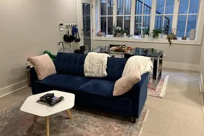 Image de Fantastic Location! Large, bright close to  Ubc, beach and Downtown!