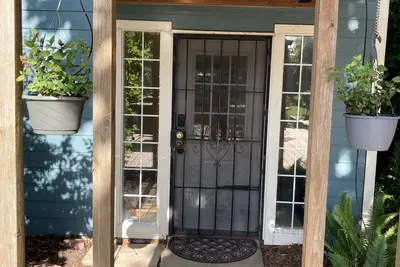 Image de Lovely two-bedroom garden suite near Willamette River bike path