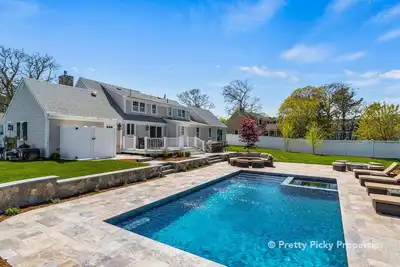 Image de Eileen's Escape: 021-C  Luxurious Chatham Home, Heated Saltwater Pool, Newly Renovated