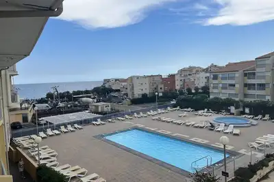 Image de Agreable Deux Pieces Renove Dans Une Residence Avec Piscine