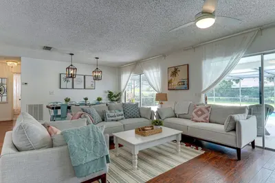 Image de 🦩Cozy Pet-Friendly Bungalow~Private Pool~Near Beaches🦩