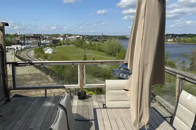 Image de Brand New Listing! ! Waterfront Apartment With Roof Top Deck! !
