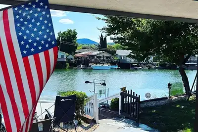 Image de Lakefront Serenity