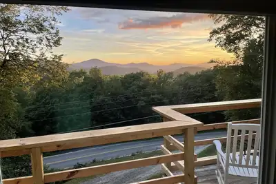 Image de Pets + King Beds + Arcade + App State + Foosball + Fire Pit