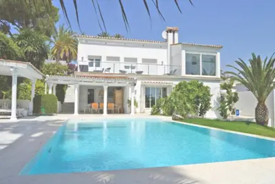 Image de Villa im Spanischen Stil mit Moderner Dekoration