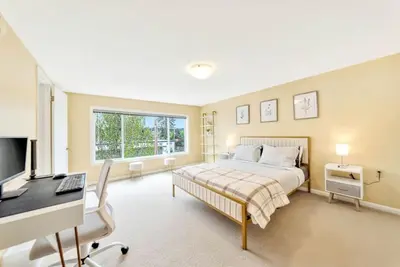 Image de Cozy, Cute, Super short walk to Uo