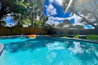 Image de 1504 E McBerry St · Beautiful 3br Tampa Home W/ Pool And Pool Table!
