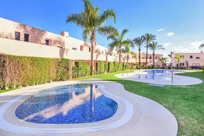 2 bed/ 2 bath apartment with outdoor & indoor pool and wi-fi.