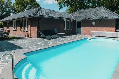 Image de Relax in the Wellness Bungalow for 14 people in the Veluwe, with a private pool, jacuzzi, and sauna – the perfect luxury retreat.