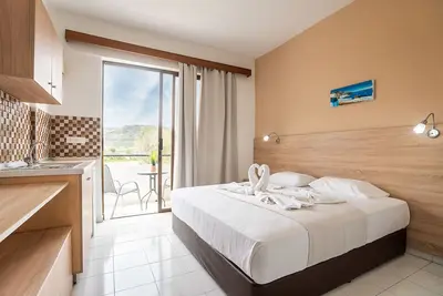 Image de Appartement de vacances \"Sotirakis Standard Room 3\" avec vue montagne, piscine partagée et Wi-Fi