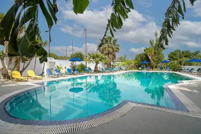 Image de Appartement de vacances \"Sotirakis Standard Room 2\" avec vue montagne, piscine partagée et Wi-Fi