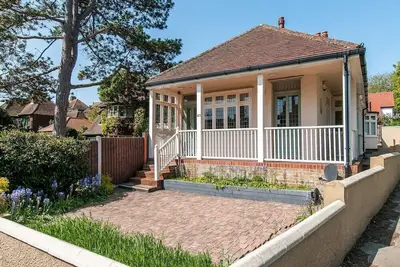 Image de The Tea House - A Stones Throw from Beach