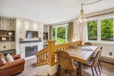 Image de Beautifully decorated condo close to sports center-  Highridge J10