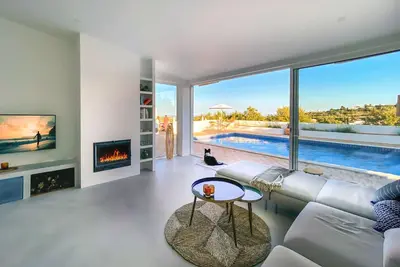 Image de Maison de campagne agréable avec de belles vues sur la mer.