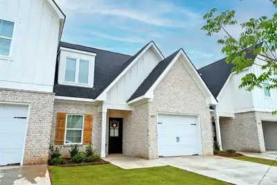 Image de Orange & Blue Skies | 2 Bed, 2 Bath