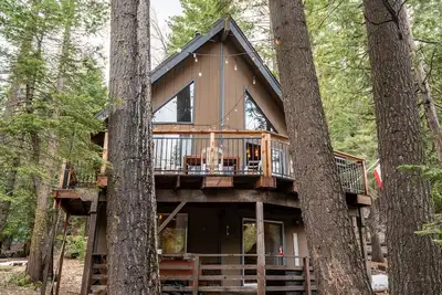 Image de Le Chalet cabin with Hot Tub near Big Trees!