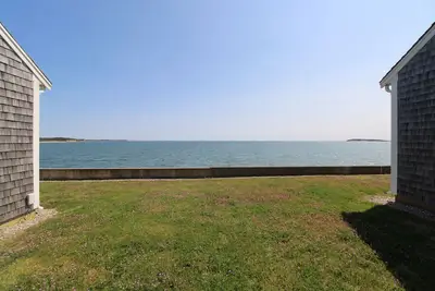 Wellfleet Harbor Facing Adorable Cottage (2308)