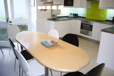 Image de Surfs Up! Minutes away from the Harbour and town centre!