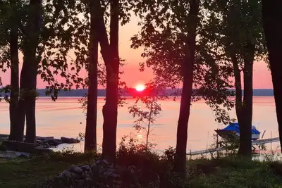 Image de Beautiful waterfront cottage with fantastic sunsets and plenty of room to play!