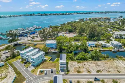 Image de Luxury eco-friendly home, Boat Slip, Tesla Charger -Salt and Sand at Hunter's Po