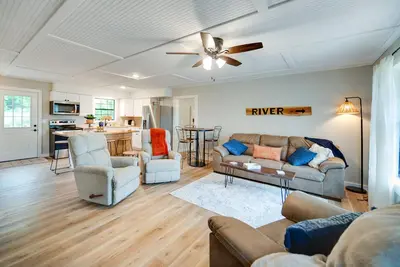 Image de Brand New Farmhouse Style Listing with views of the beautiful Spring River!