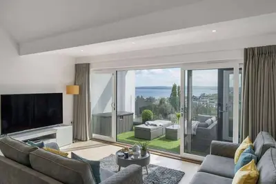 Apartment with Stunning Sea Views, Private Parking