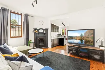 Image de 3-Bed Victorian House with Alfresco Dining