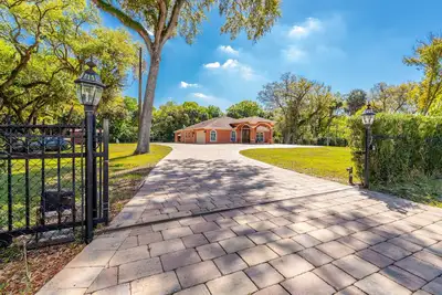Image de Luxury Gated Home with Mini Golf