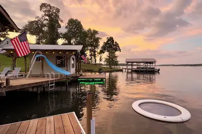 Image de Luxury lake escape- golf cart, private beach area, boathouse, fishing lights, kayaks