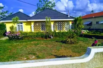 Image de Cozy 2 bdrm 2bthrm house, walking distance from beach, grocery, and restaurants.