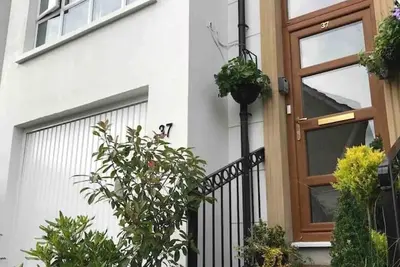 Image de Beautiful 4 bedroom Townhouse close to Belfast city centre and the Ormeau Park.