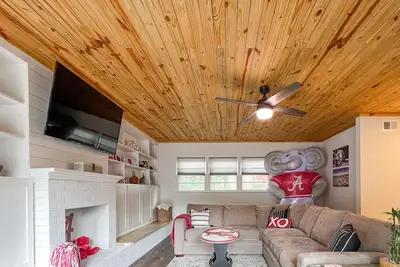 Image de 3 min drive to T-town! Big Al Blow Up, 5 TVs, Grill, 2 Living Rms, Bkyd & Patio