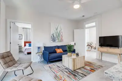 Image de Charming Coastal Getaway: Explore and Relax in our 2 Bedroom Downtown Rental