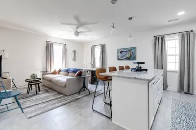Image de Charming 2 Bedroom Downtown Vacation Rental: Stroll to Shops and River with Ease