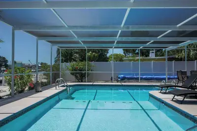 Image de Private waterfront retreat with pool & 40 foot dock