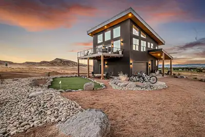 Image de Horsethief Hideout - Hot Tub, Firepit Table, Grill, Views