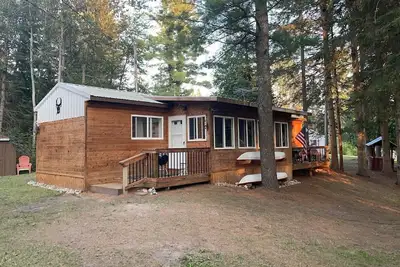Image de Peaceful Cabin with Boat Dock along the Black River