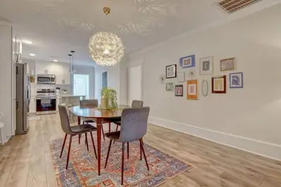 Image de Deja Blue- Midtown**Min to Downtown and Beaches