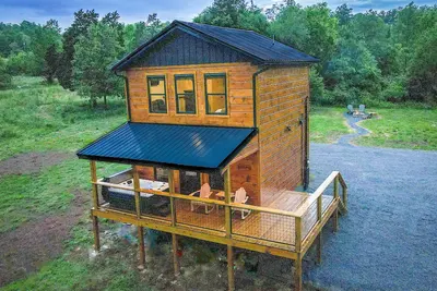Image de Huge Yard, Hot Tub- Super Private, Peaceful Couples Getaway Cabin!