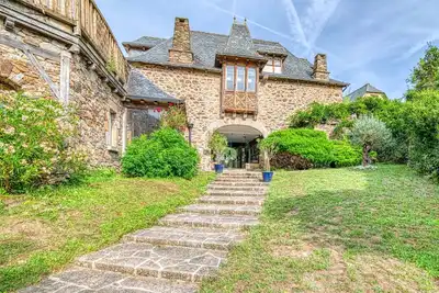 Image de Chateau De Lavezon - Douze Chambres, Couchages 28